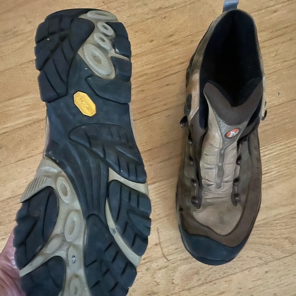 Merrell Brown and Black Outdoor Boots Rugged Durable Design - Picture 2 of 5